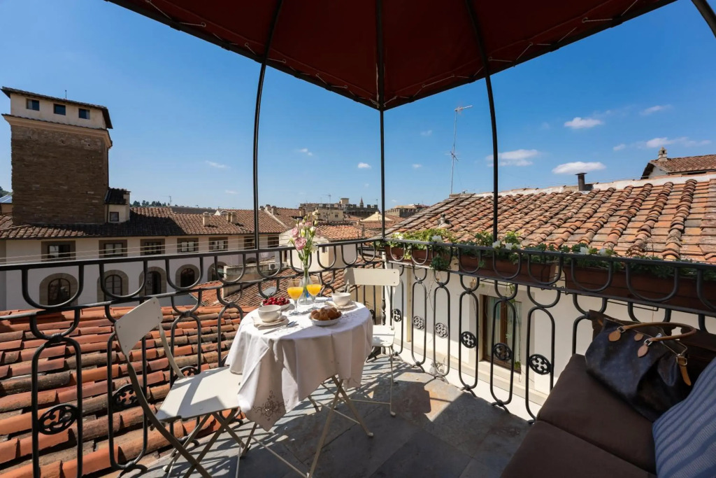 Terrace apt in Piazza Strozzi-center of Florence