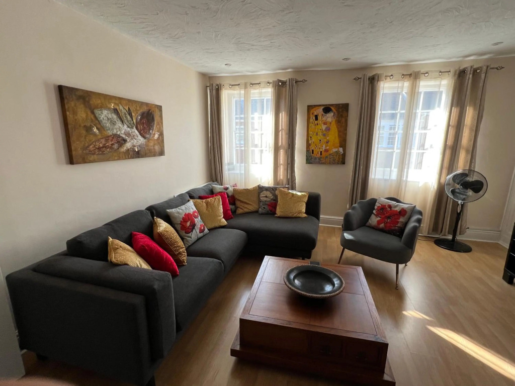 Stylish 2 Bedroom Apartment Yeovil Town Centre