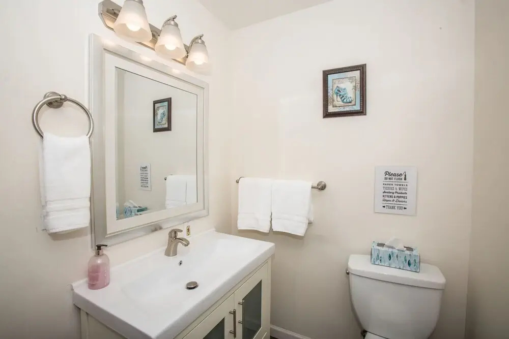 Deplane At Blaine - 2 Seattle Apts - Sleeps 14