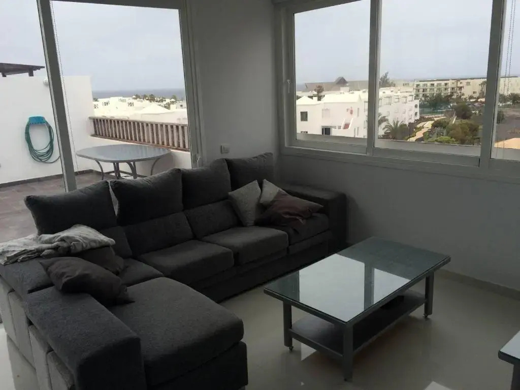 Lovely 3-Bedroom Penthouse With Seaview