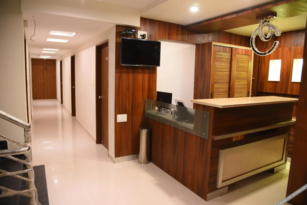 OYO 11960 Hotel Le Citi Inn