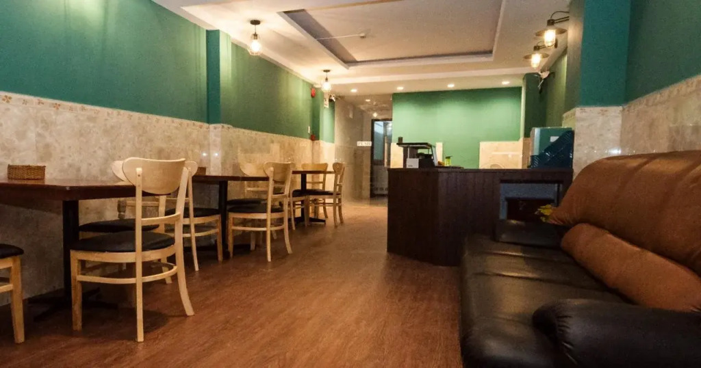 The Prince of Whales Hostel & Bar