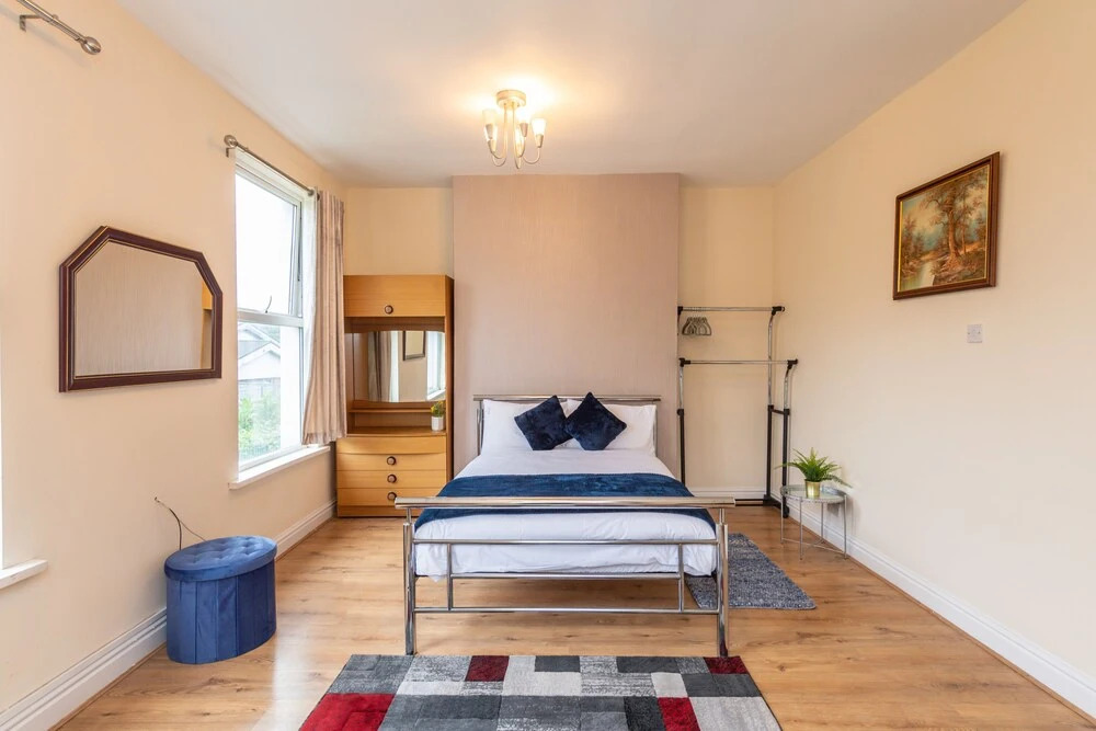10 Guests - Free Parking - City Centre