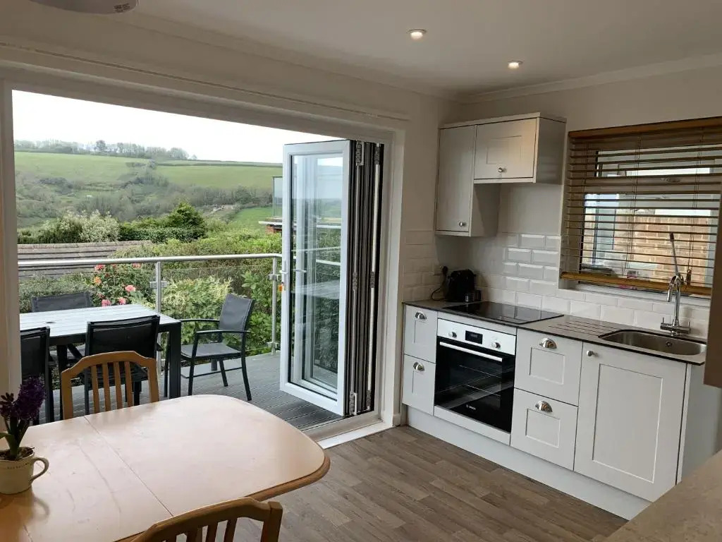 15 Churchfields - Bungalow with Estuary Views and Parking
