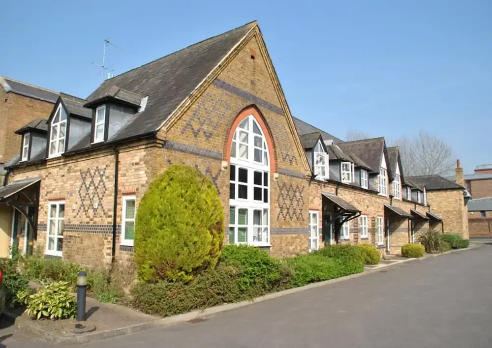 Alexandra Court One Bedroom Central Windsor Flats with Parking