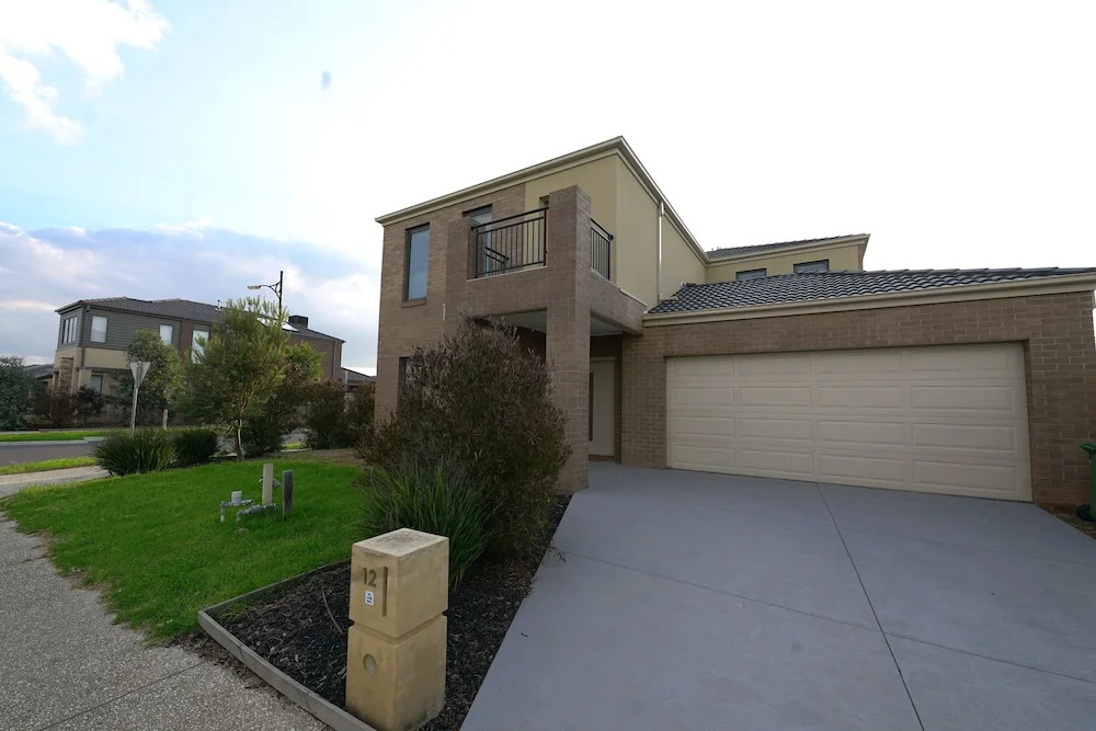 Modern 6BRM House Big Group at Pakenham