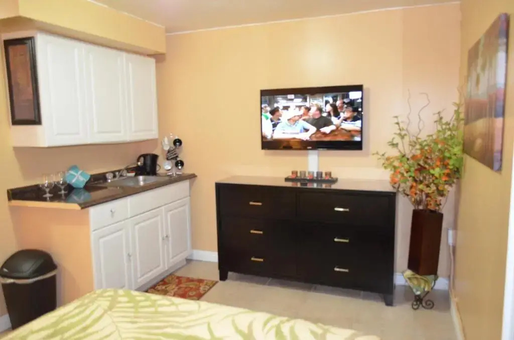 Waikiki Condo Just Remodeled Kuhio Village 202A