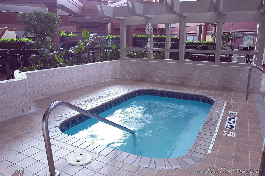 Отель Wyndham Garden Westlake