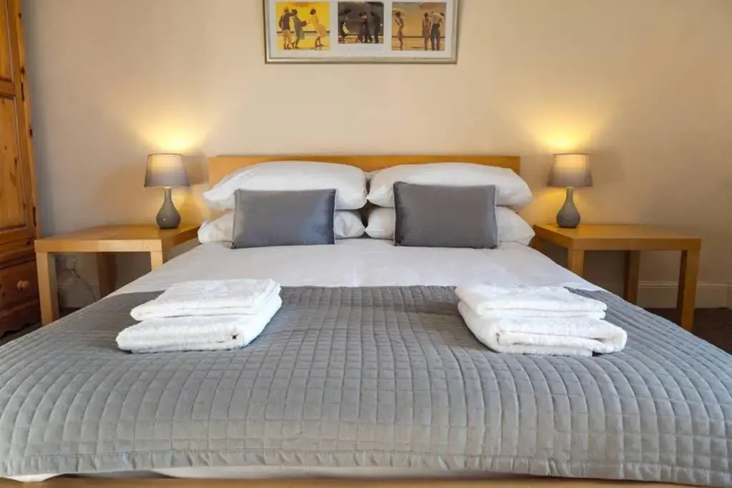 ☆ Bright, 2 Bedroom West End Apartment ☆