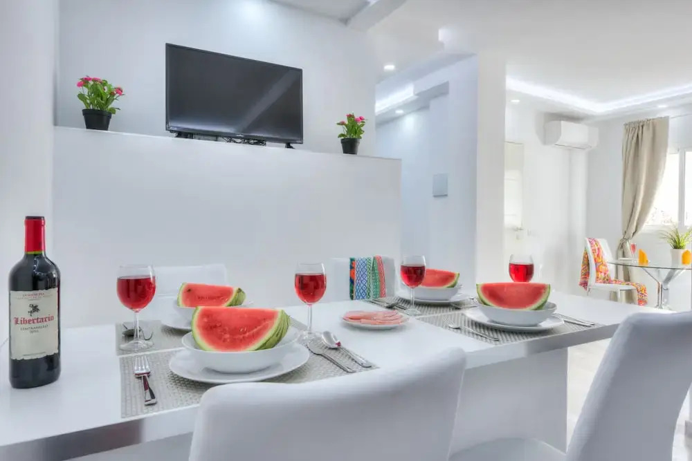 Tidy Little Apartment, Air Conditioning and Pool