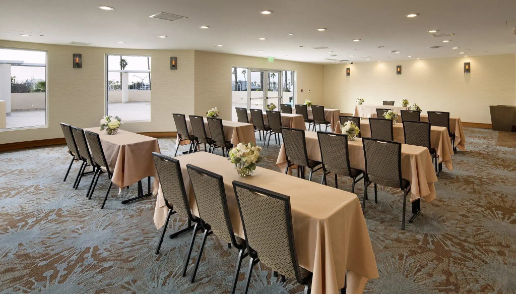 Redondo Beach Hotel, Tapestry Collection by Hilton