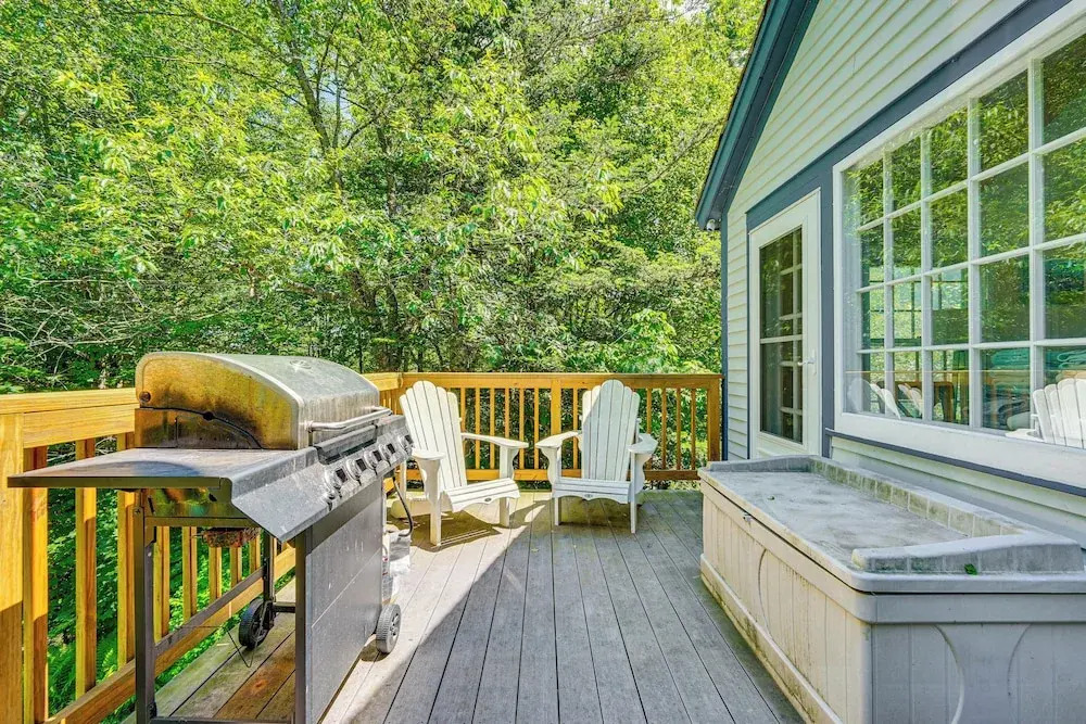 Chic Dover Home w/ Hot Tub: 1 Mi to Golf!