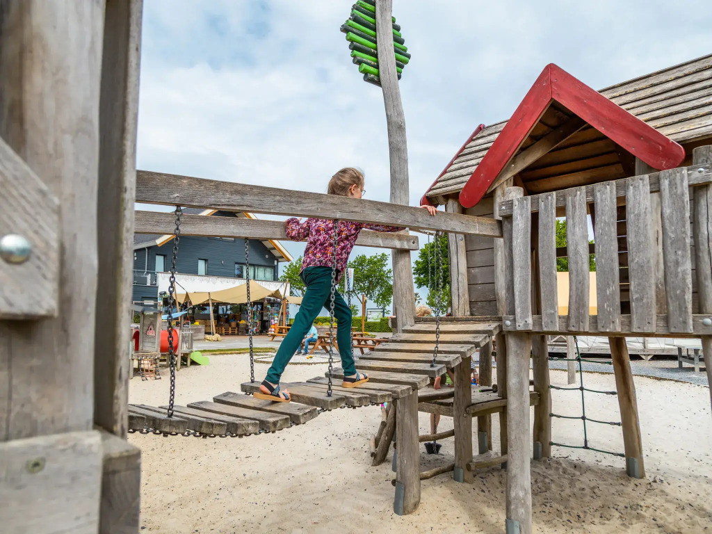 Comfortable chalet with cooking island, in a holiday park on the Gulperberg