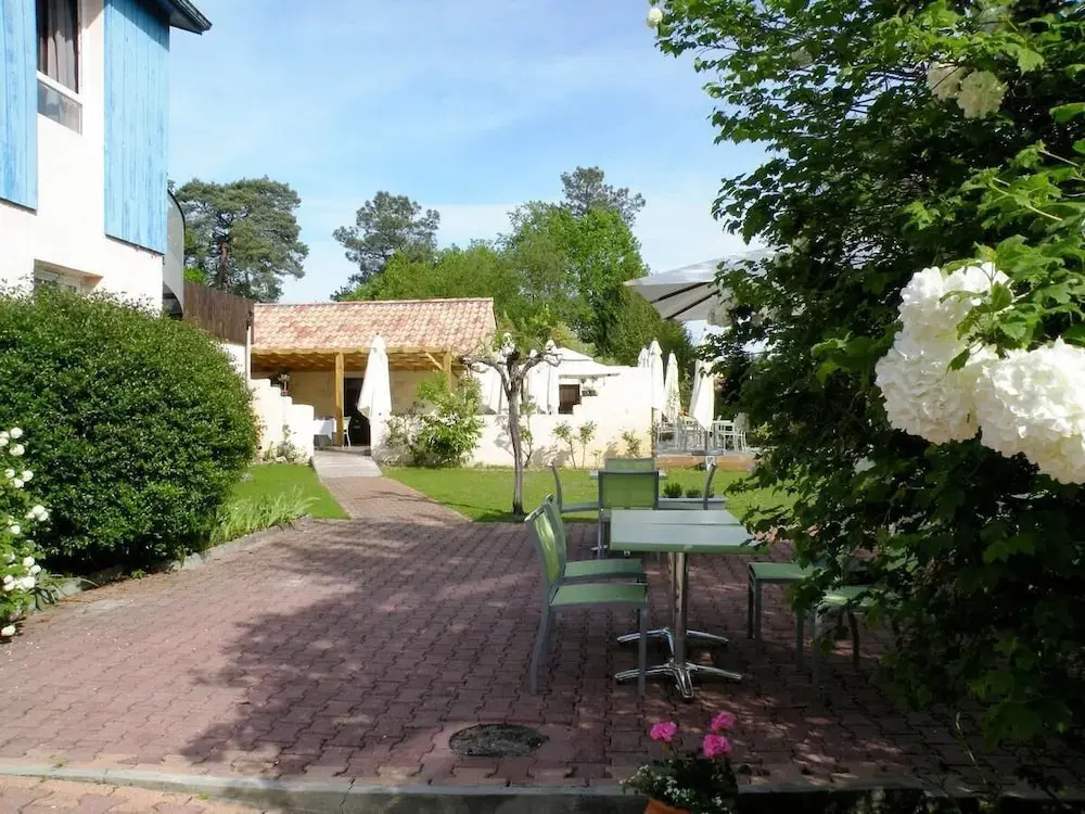 Logis Hôtels - Le Pont Bernet - Hotel 2 étoiles et restaurant