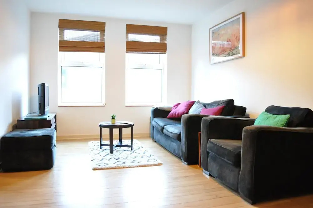 Central 1 Bedroom Apartment With Parking