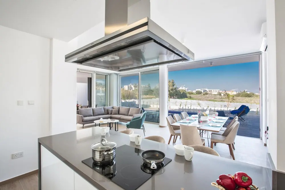 Villa Prol17, Exquisite 5bdr Villa With Pool, Close to Fig Tree Bay Beach