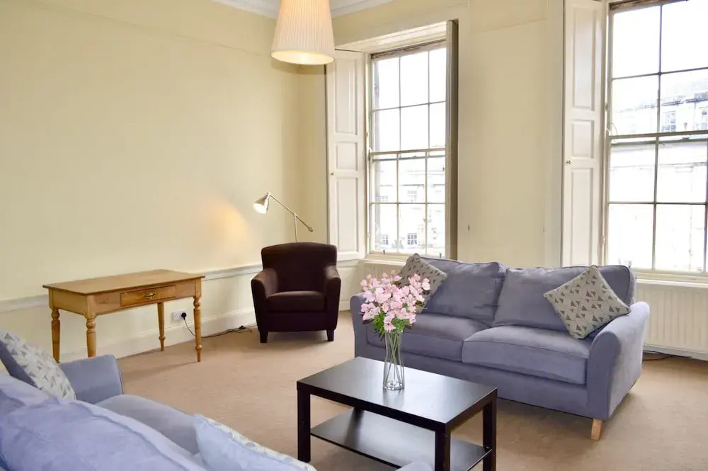 Charming Traditional 2 Bedroom Flat in Edinburgh New Town
