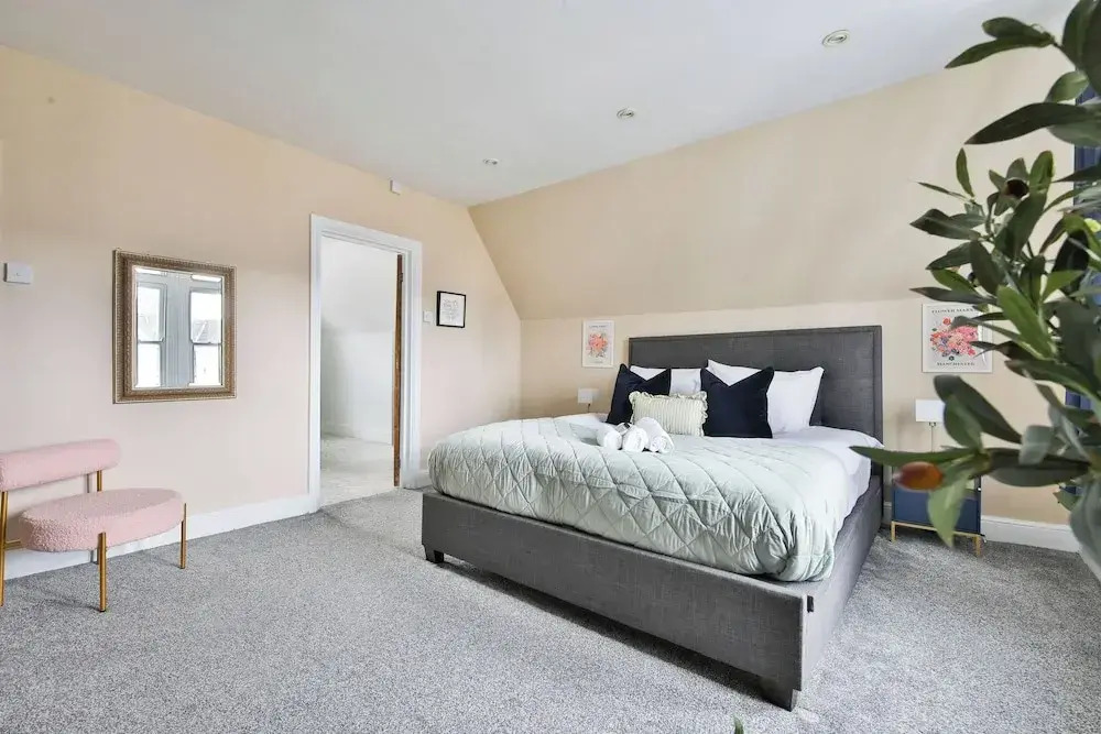 4 Bed House with Pool Table & Parking