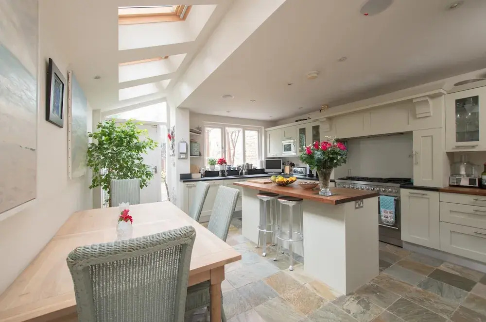 Beautiful Barnes Home with Garden