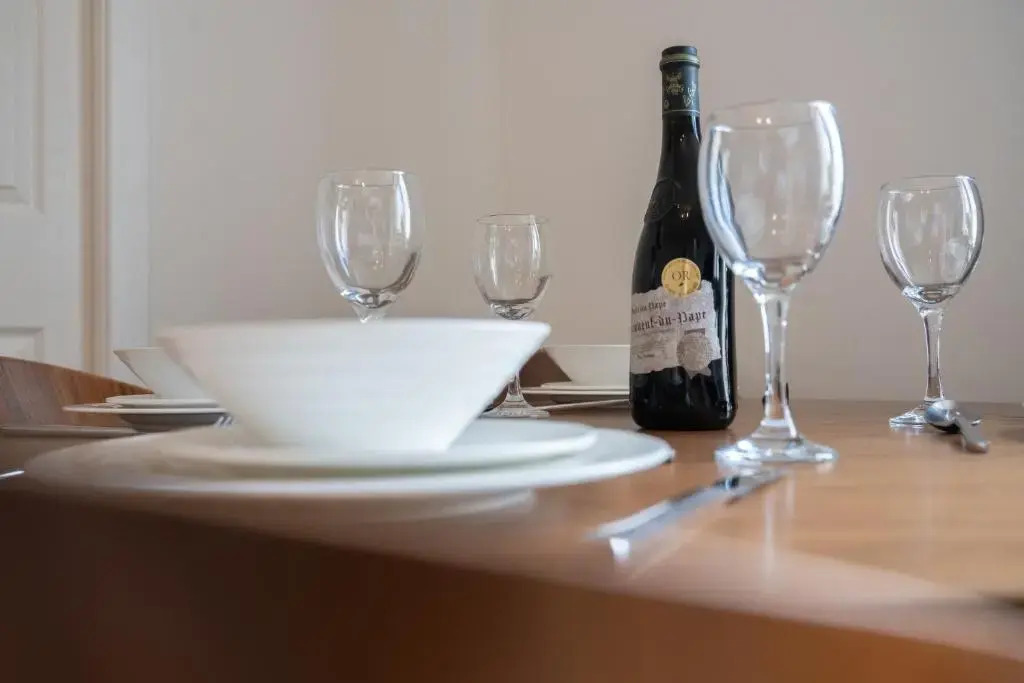 Find "DWELLCOME HOME Ltd" site for 10oo10 assurance from past guests - Immaculate 2 Bedroom, 3 Bed, 2 Doubles and a Single 2nd floor Apartment with free allocated off street parking, 100Mbps broadband, Miles better than a hotel
