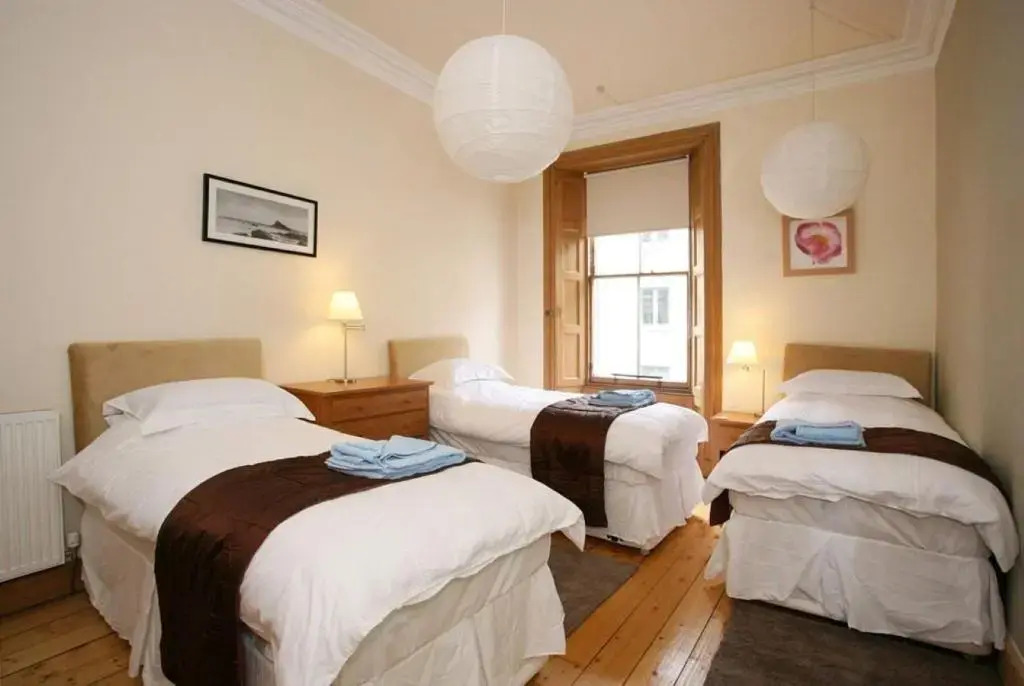 297 - Charming, spacious 2 bedroom apartment in the center of Edinburgh's Old Town