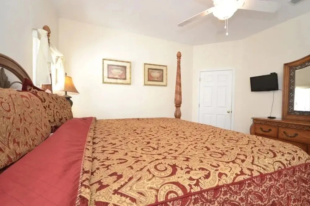 Lakeside Villa 5 Bedroom Home