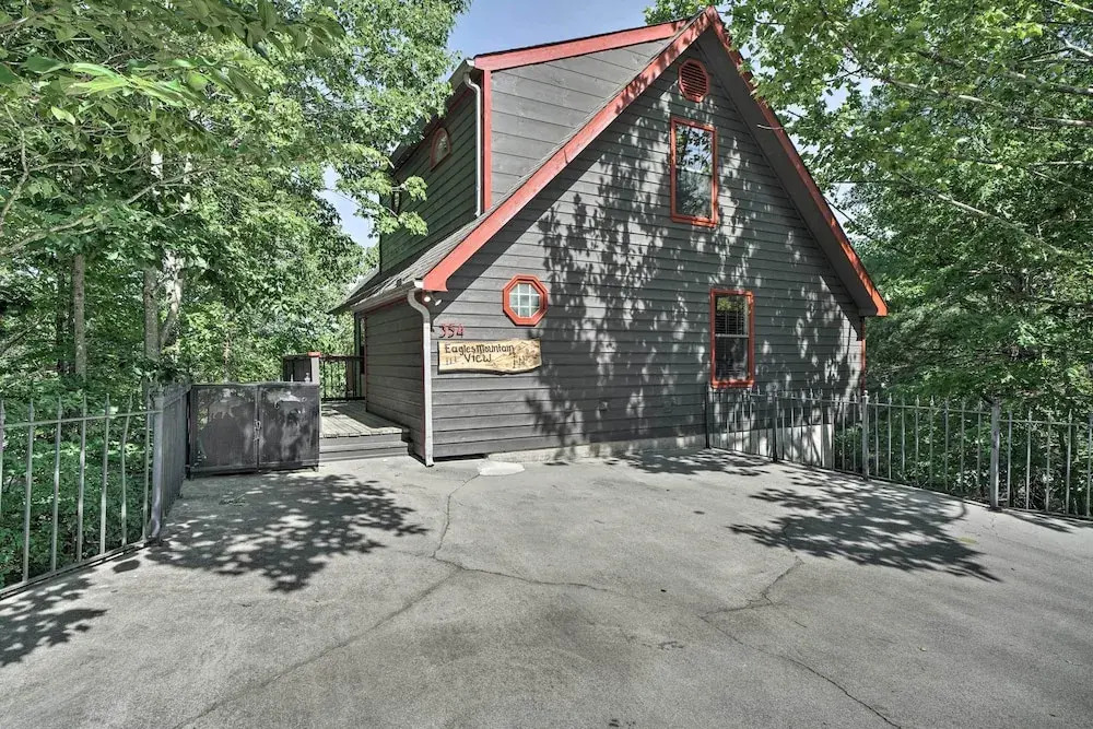 Hot Tub & Private Deck: Rustic Pigeon Forge Cabin