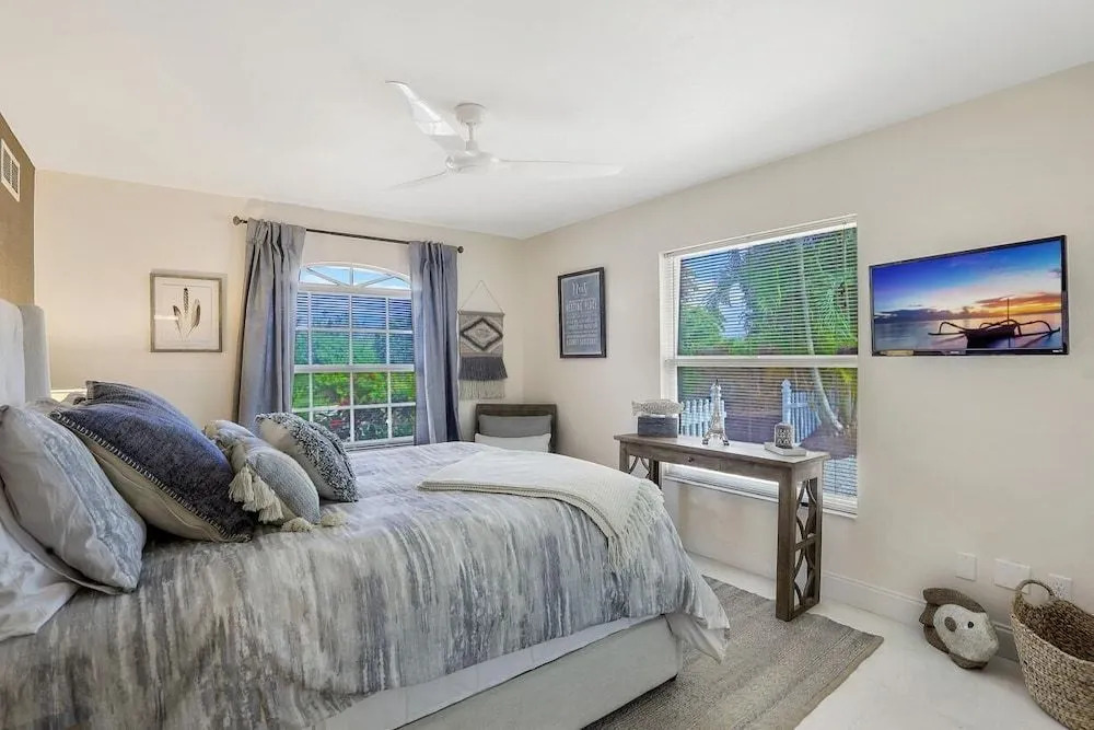 Quiet Inland Home With Pool, two Queen Beds and Grill