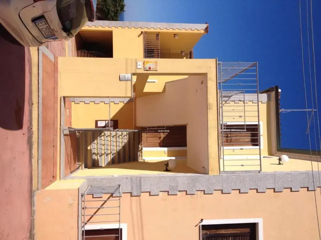 Modern 1bed apartment(sleep 4)sea view only 700mt from sea