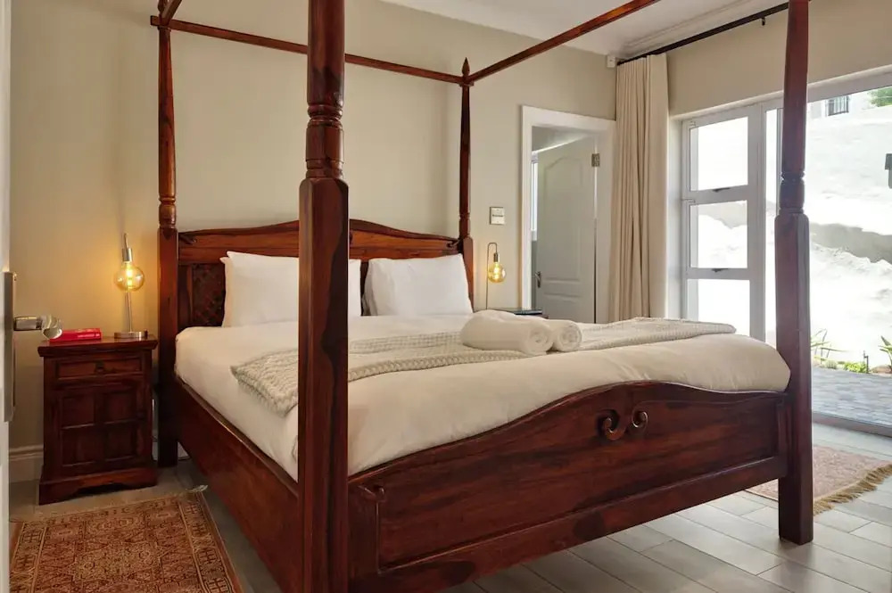 Camps Bay Villa with Pool 150m to the Beach