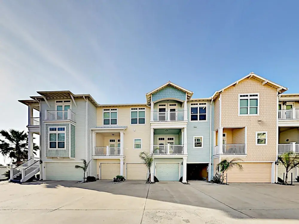 Coastal  W/ Pool, Sundeck & Boat Slip 3 Bedroom Townhouse