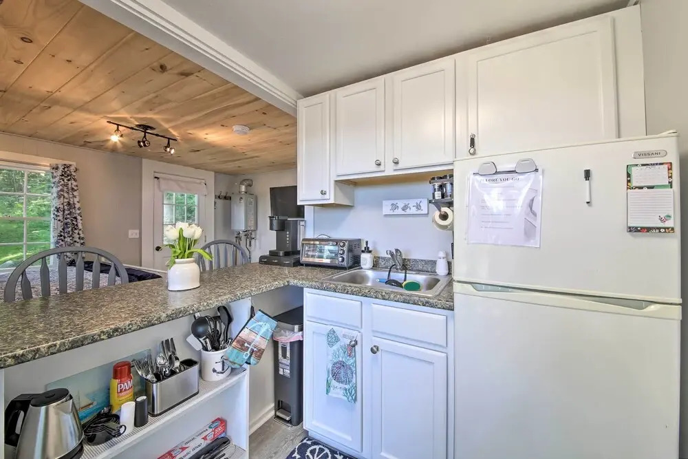 Lush Edgecomb Studio Cottage w/ Fire Table!