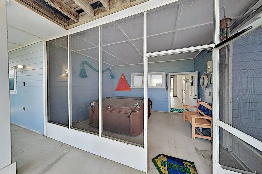 Modern Beach W/ Gourmet Kitchen & 2 Pools 3 Bedroom Home