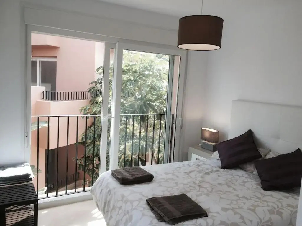Luxury Spacious Apartment With Golf, Pool & Lake Views 5 Stars