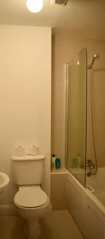 1 Bedroom Flat 5 Minutes Away From Stephens Green