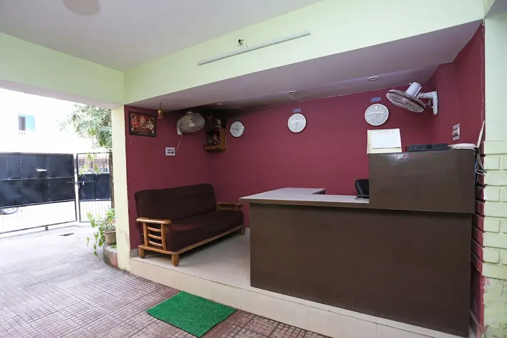 OYO 10674 Hotel Royal Inn