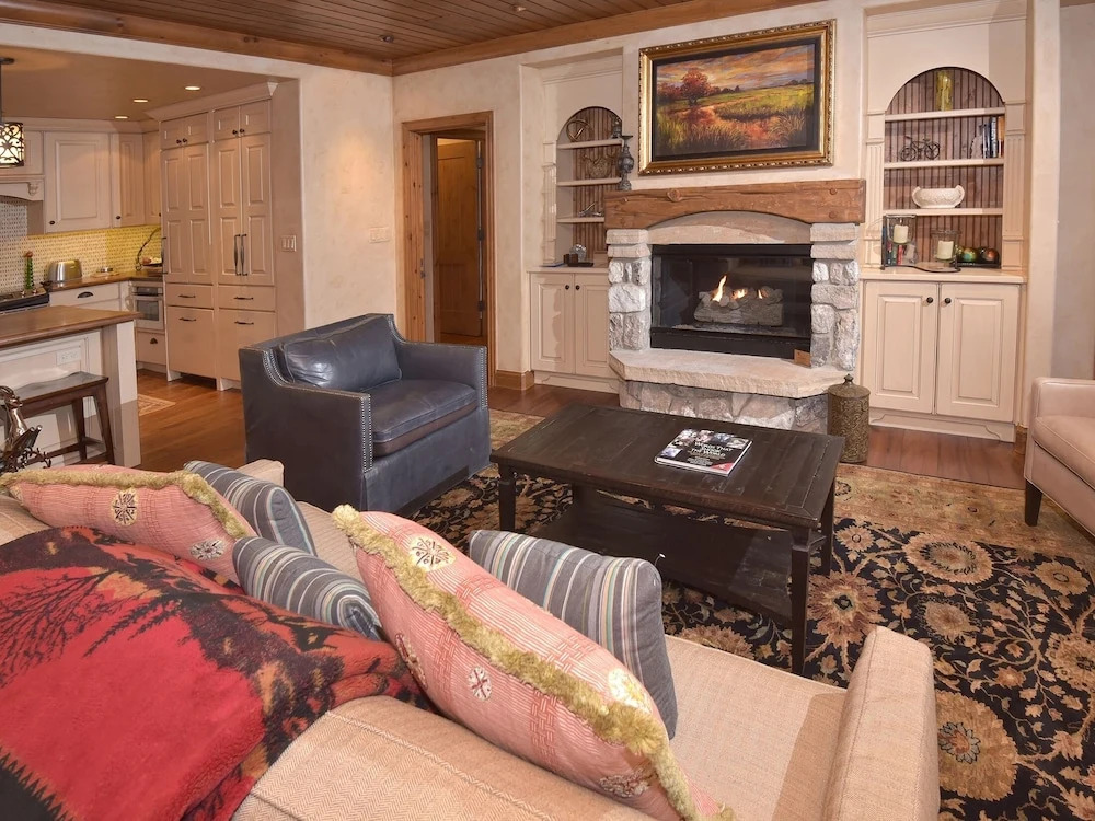 Bright Ski In/out  3br 3.5ba 3 Bedroom Condo by RedAwning
