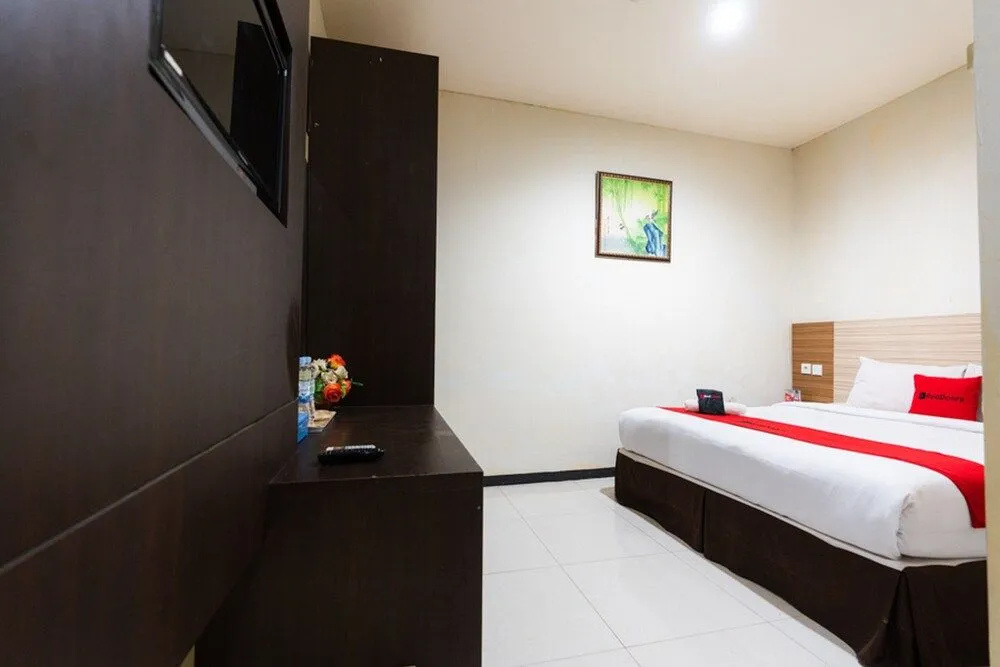 Reddoorz Plus Near Karebosi Area 3