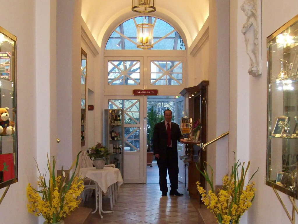 Gold Hotel