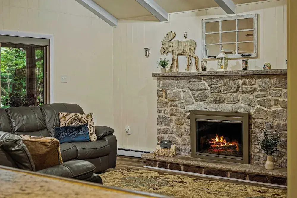Frolic on Fern by Avantstay Enclosed Deck w/ Forest Views, Bar