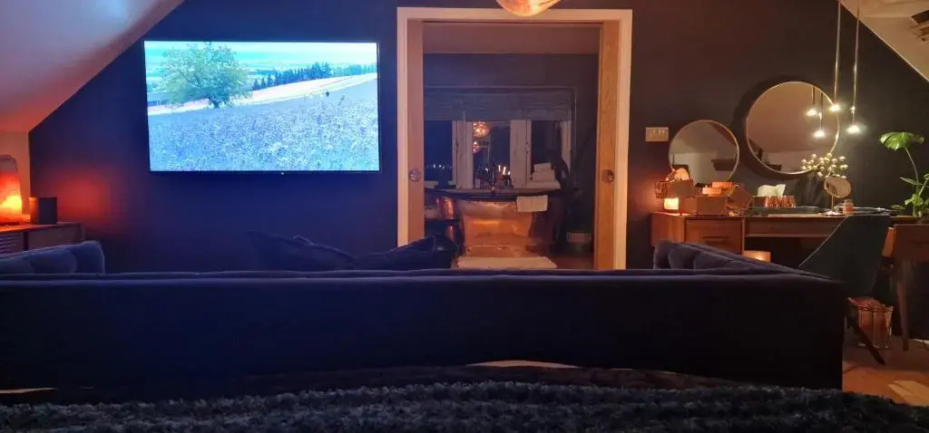 The Sleeping Dog Room at The Grumpy Schnauzer BnB Huge Room, Luxe Suite, Private Hot Tub, Breakfast, Gym, Games Room, Farm Stay, Amazing