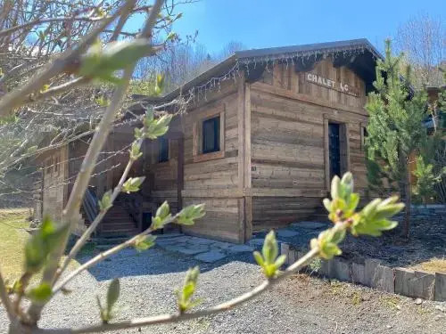 13 personnes,jacuzzi, pied des pistes et des chemins, 4 chambres
