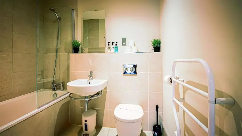 Superb City Center 1 or 2 BR Apts King Bed