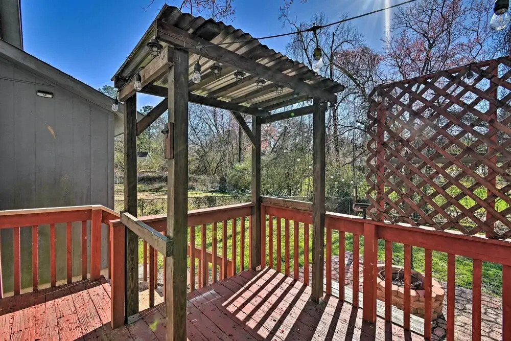 Updated Fayetville Townhome-away-from-home w/ Yard