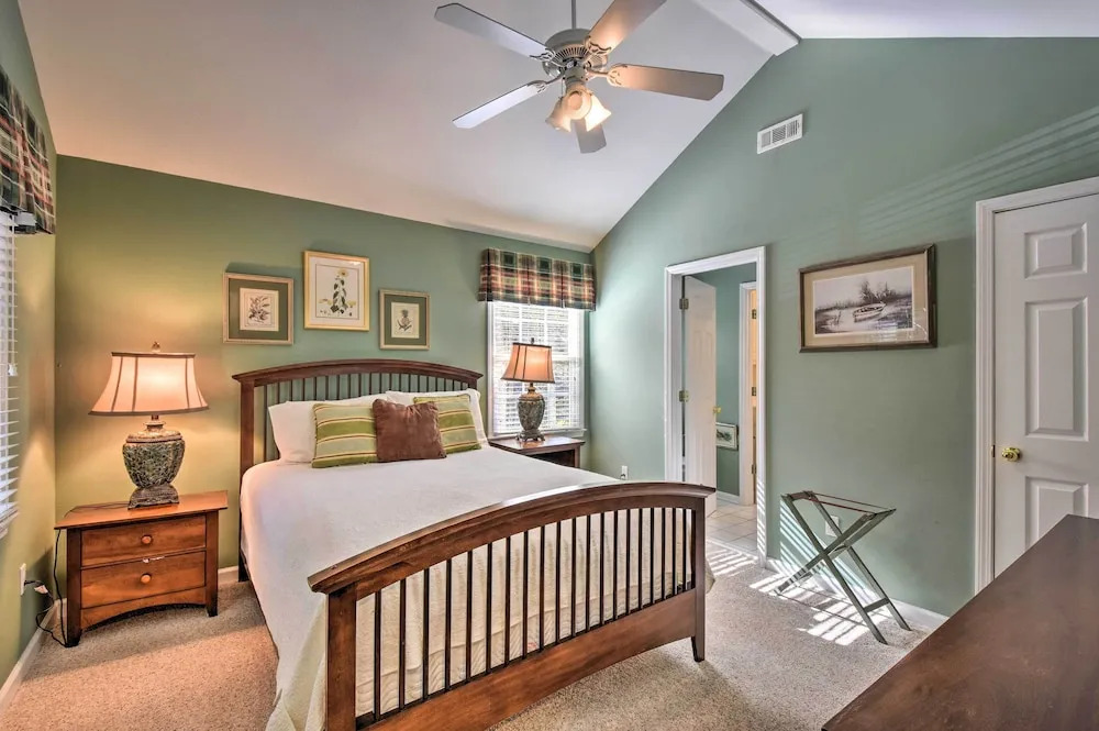 Lake Keowee Escape w/ Dock, Deck & Lake Access!