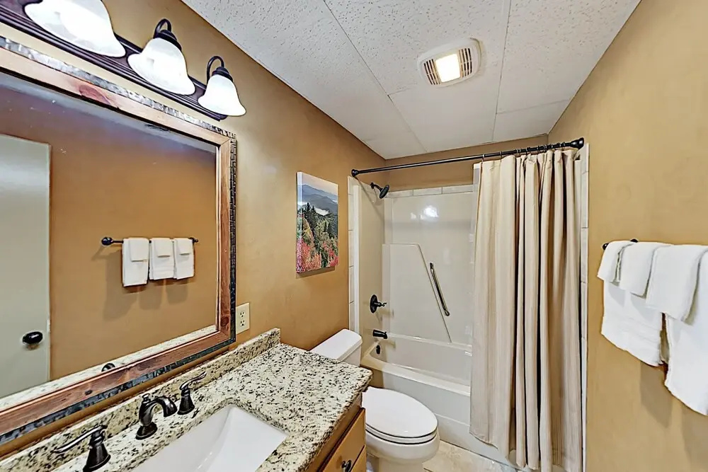 Mountain Echoes : Hot Tub & Home Theater! 2 Bedroom Cabin