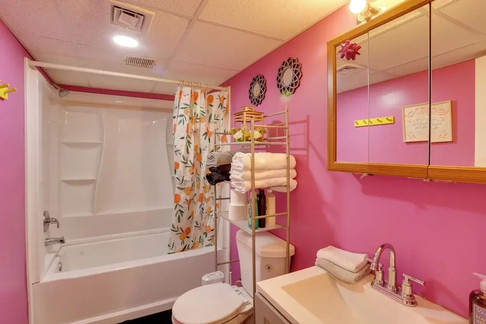 9 Mi to Midtown: Convenient Harrisburg Apt