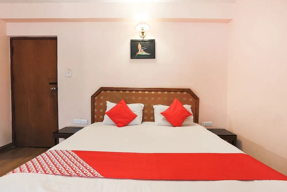 OYO 48910 Hotel Blue Bird