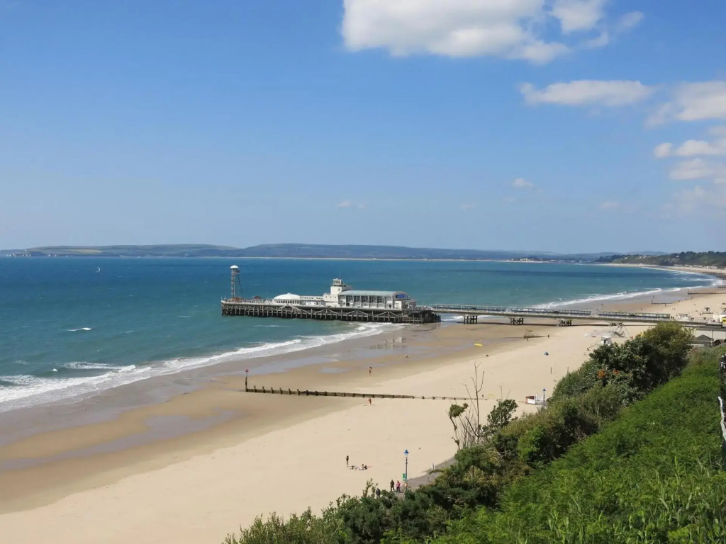 Modern & Stylish 2 Bedroom Apartment! - Ground Floor - FREE Parking for 2 Cars - Netflix - Disney Plus - Sky Sports - 1 Gigabit Internet Service - Newly decorated - Sleeps up to 4! - Close to Bournemouth Train Station