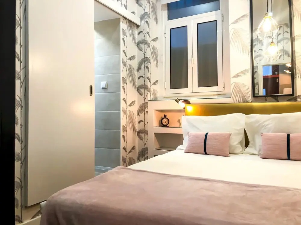 Lis002 · Snuggle up in the Metallic Bed at a Snug, Chic Studio